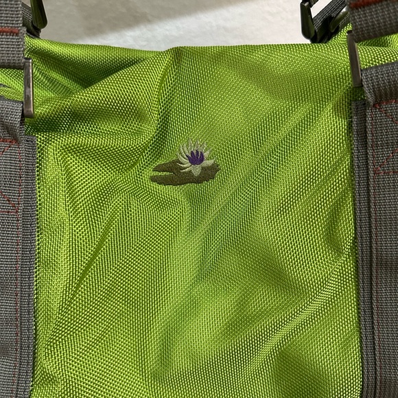 Lily Pond roller duffle - Picture 7 of 11